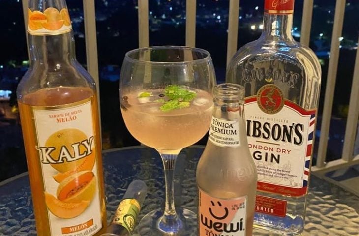 Gin com xarope de melão e tônica rose