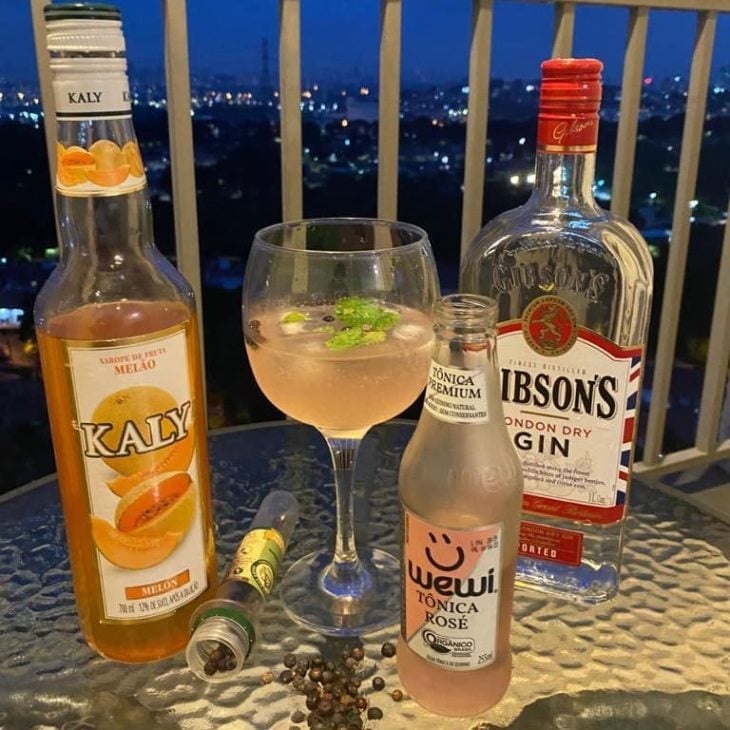 Gin com xarope de melão e tônica rose