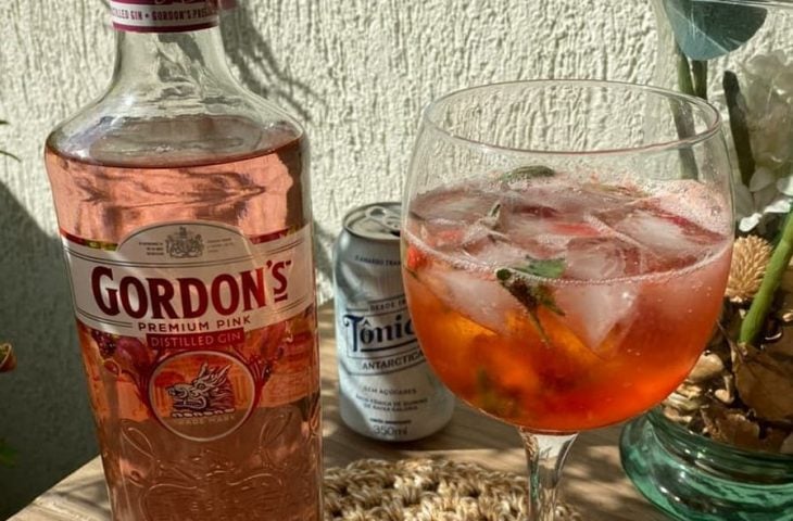 Gin de morango com manjericão