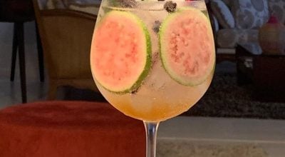 Gin tônica com goiaba