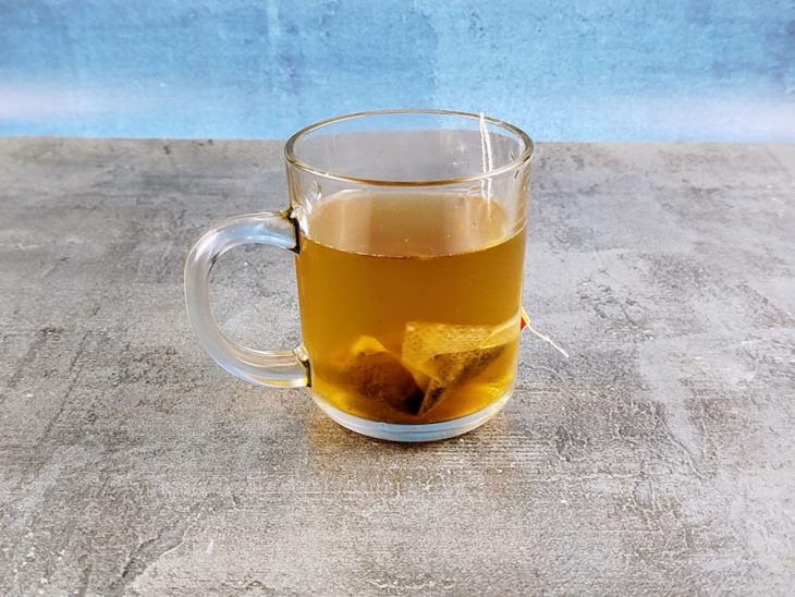 Sachê infusionando em água.