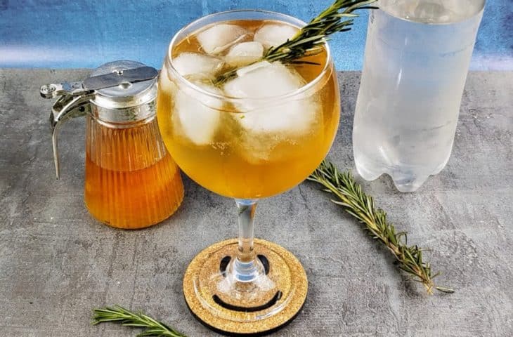 Gin tônica com pêssego