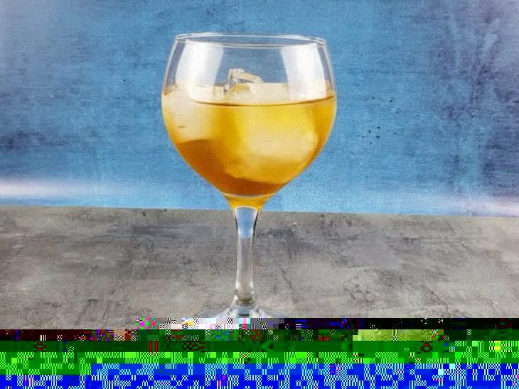 Taça com gelo, gin e chá.