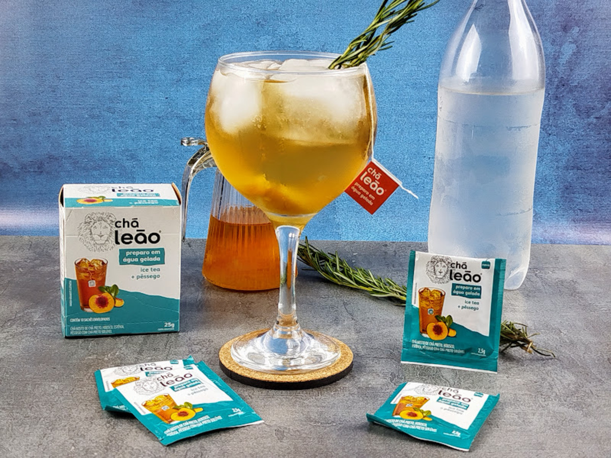 Gin tônica com pêssego