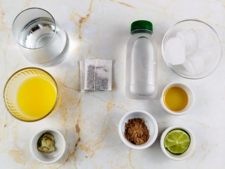 Uma bancada com os ingredientes da receita.