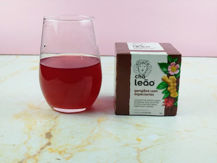 Um copo com a infusão do chá.