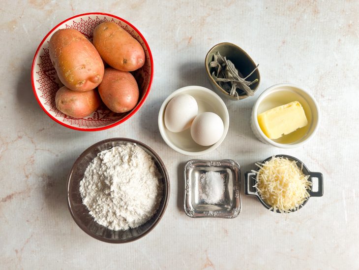 Ingredientes organizados na bancada prontos para o preparo.