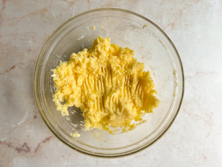 Farinha incorporada aos poucos formando massa macia.