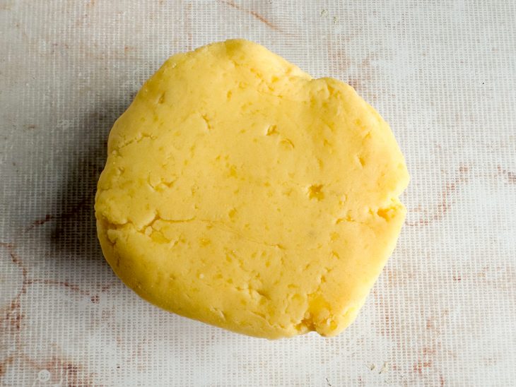 Massa sendo sovada suavemente até ficar lisa.