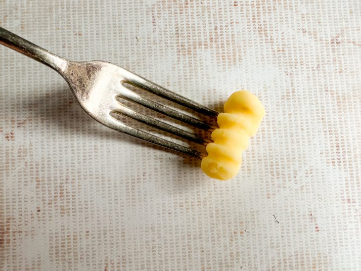 Nhoques cortados em pedaços pequenos e uniformes.