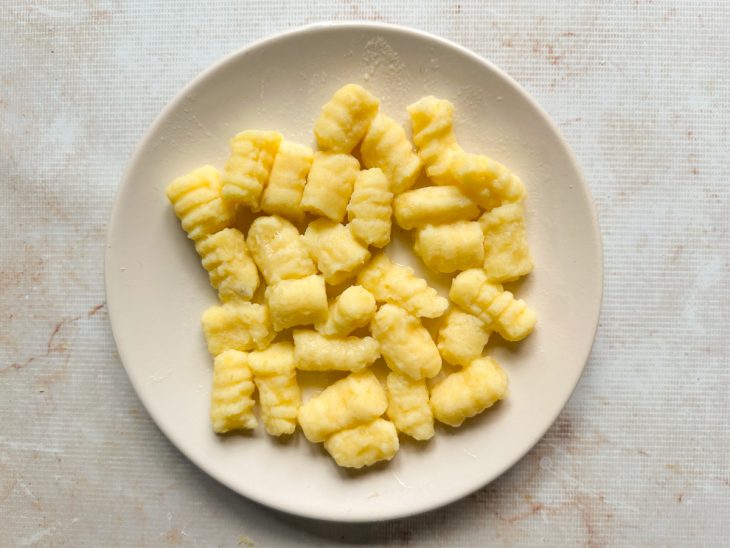 Marquinhas sendo feitas nos nhoques com garfo.