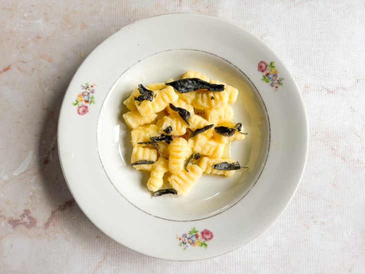 Massa cozida no prato.