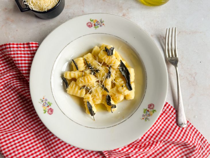 Gnocchi legítimo italiano servido.