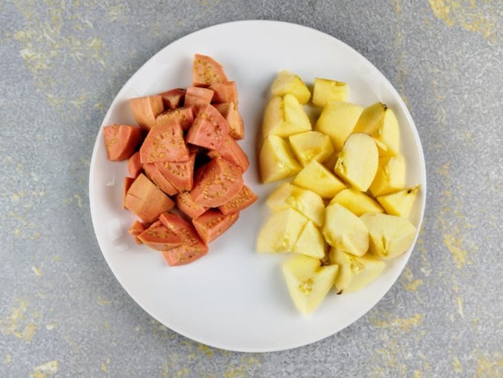 Um prato com goiabas e maçãs picadas.