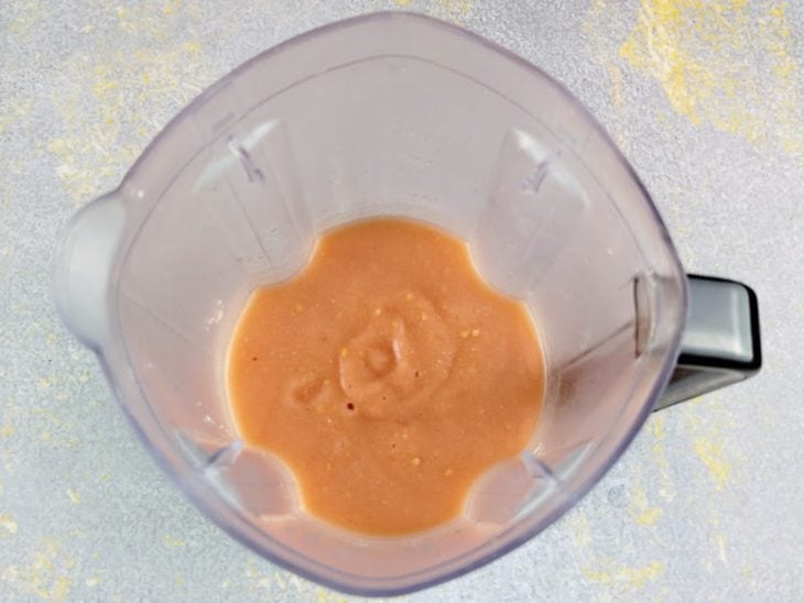 Um liquidificador com os ingredientes batidos.