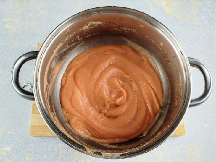 Uma panela com a mistura da goiabada coada.