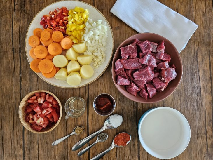 Ingredientes do goulash reunidos.