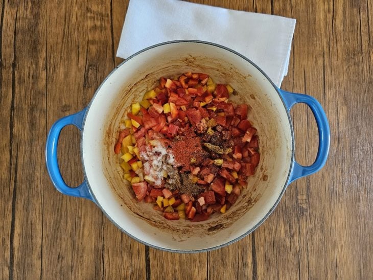 Temperos adicionados à panela com vegetais refogados.