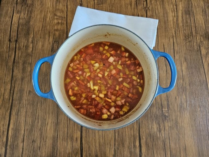 Água adicionada à panela com os vegetais refogados e temperados.