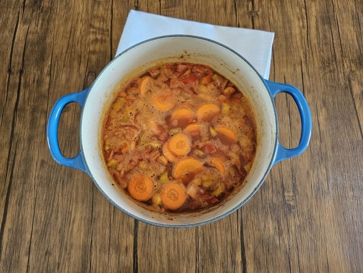 Legumes adicionados na panela com água e outros vegetais.