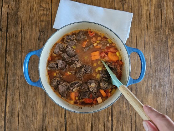 Cubos de carne adicionados na panela com o restante dos ingredientes.