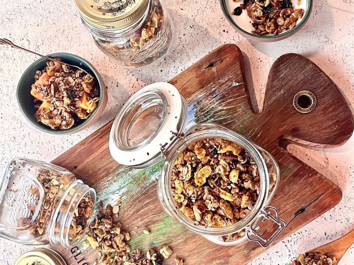 Um recipiente contendo granola caseira.