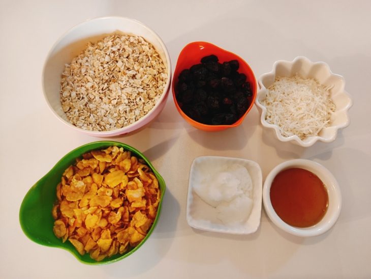 Ingredientes reunidos para preparar a granola de frigideira.