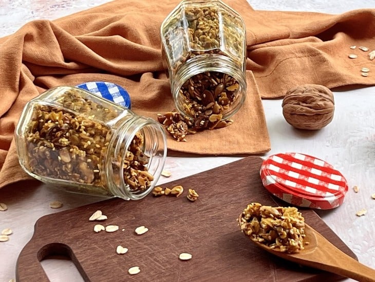 Um recipiente contendo granola salgada.