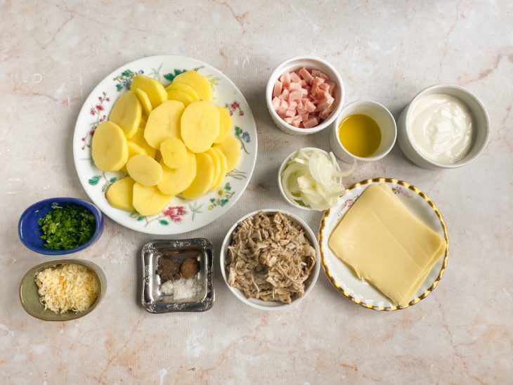 Ingredientes reunidos em uma bancada.