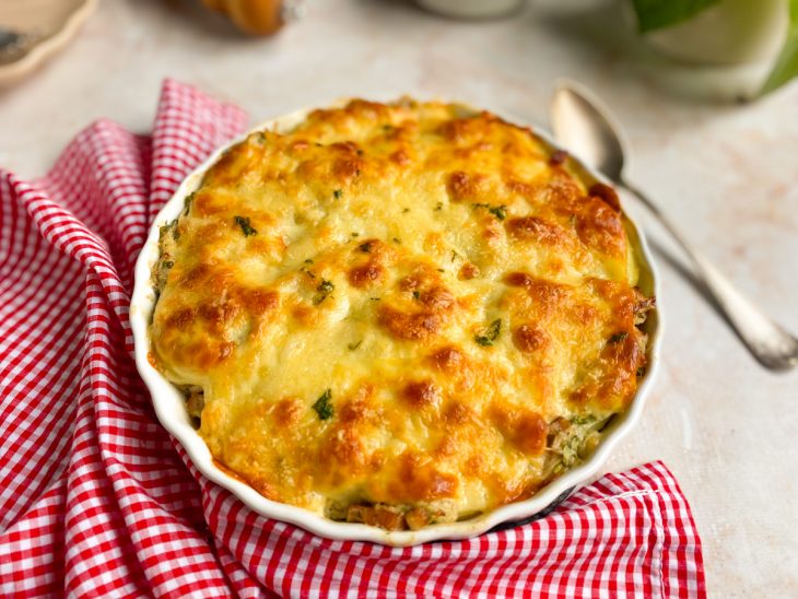 Gratinado de batata com frango desfiado pronto para consumo.
