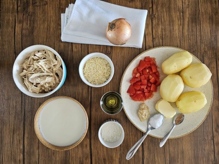 Uma bancada contendo os ingredientes separados.