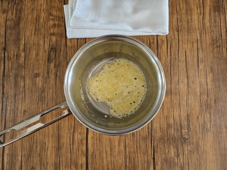 Uma panela contendo manteiga derretida com farinha.