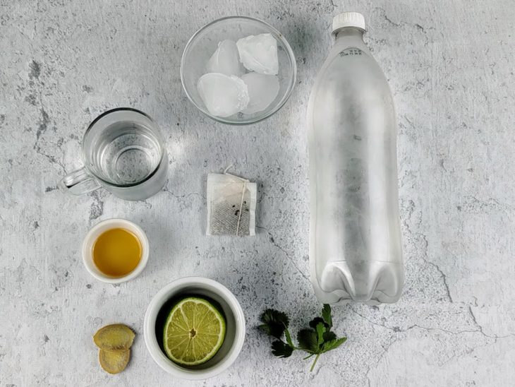 Ingredientes reunidos em uma bancada.