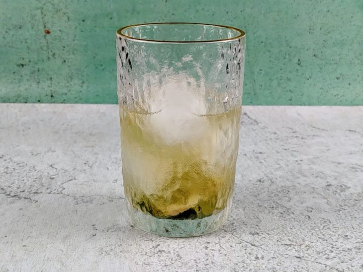 Chá colocado no copo com gelo e limão.