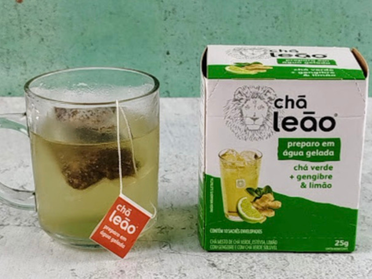 Sachê em infusão numa caneca de vidro com água.