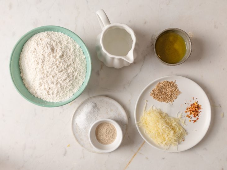 Ingredientes reunidos em uma bancada.