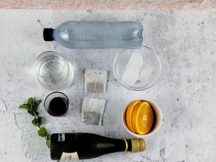 Ingredientes reunidos em uma bancada.