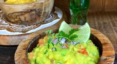 Guacamole com cebola roxa