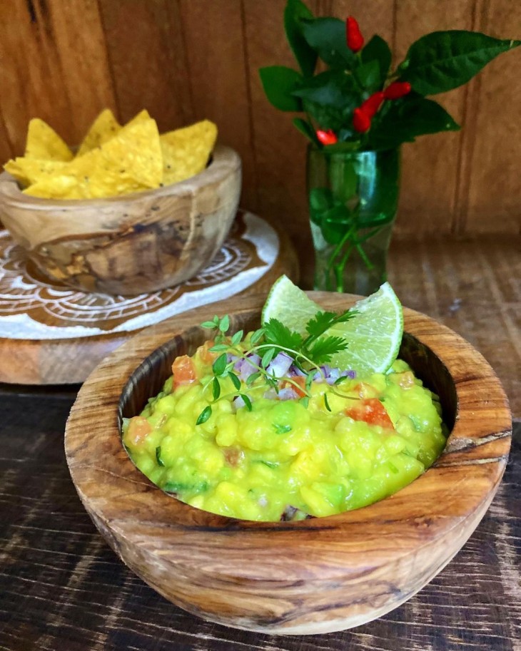 Guacamole com cebola roxa