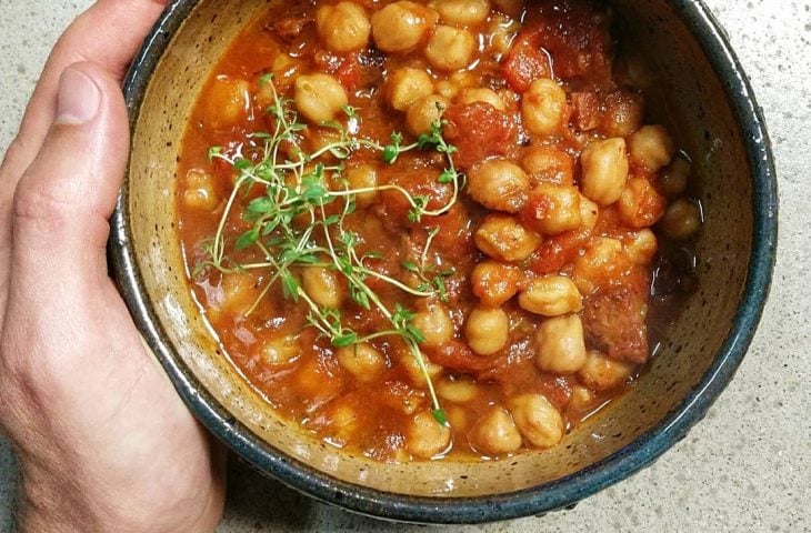 Guisado de grão-de-bico com linguiça defumada