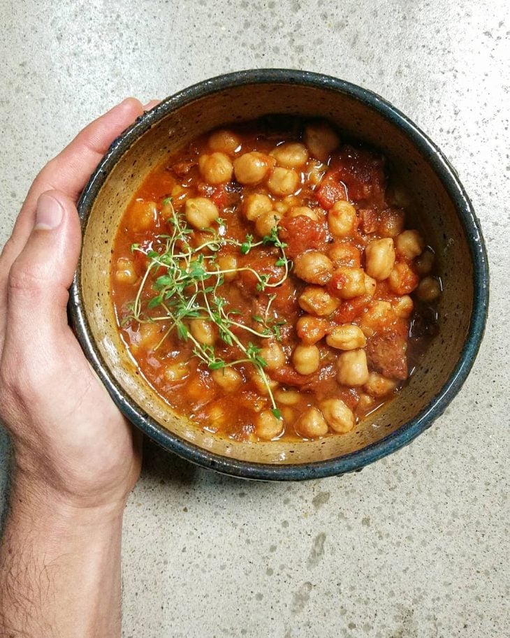 Guisado de grão-de-bico com linguiça defumada