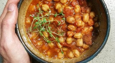 Guisado de grão-de-bico com linguiça defumada