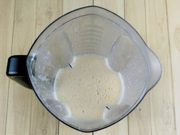 Mistura de alho batendo no liquidificador.