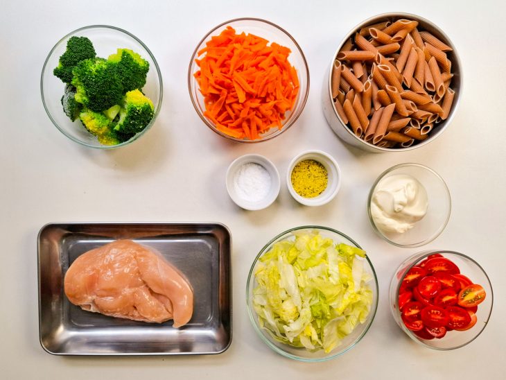 Numa mesa, os ingredientes estão organizados e separados em tigelas e potes.