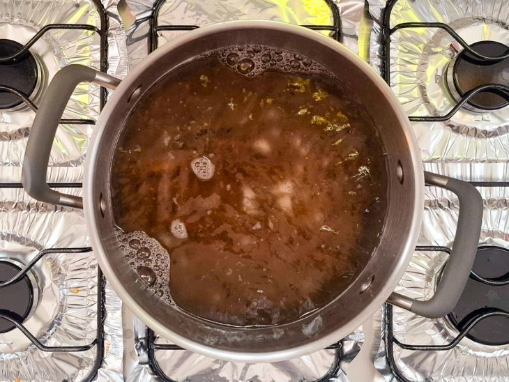 Panela ao fogo, com o macarrão cozinhando.