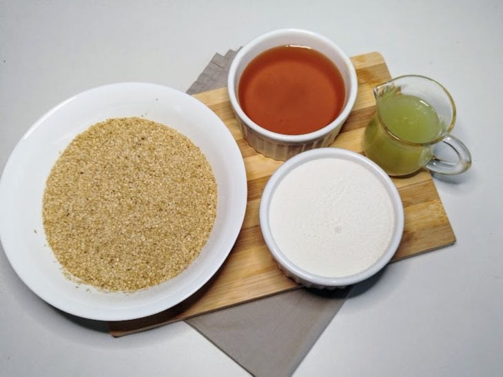 Uma bancada com os ingredientes separados.