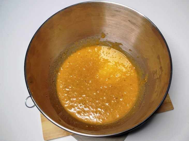 Um recipiente com tahini, mel, açúcar e suco de limão.