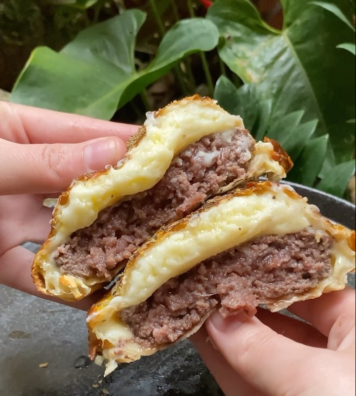 Hamburgão com massa de pastel