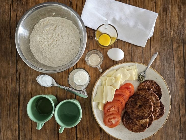 Ingredientes do hamburgão de forno reunidos na bancada.