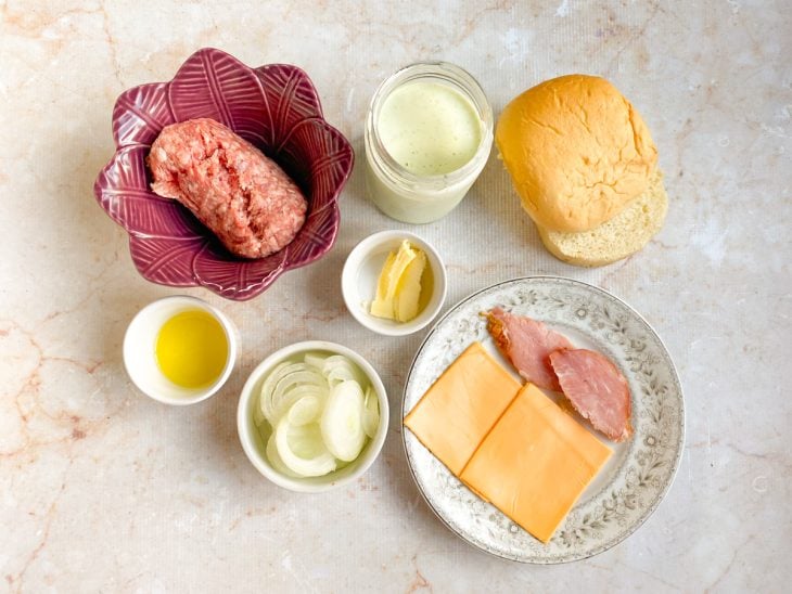 Ingredientes para a receita reunidos em uma bancada.